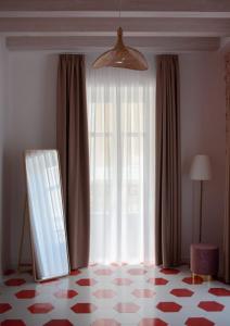 圣尼科拉阿尔切拉Suitetti Camere&Relax的客房设有带椅子的窗户和地板。