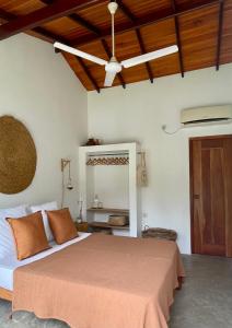 阿杭格默Kanferri Villa的一间卧室配有一张床和吊扇