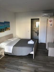 菲乌米奇诺阿克黛米酒店的一间卧室设有一张大床和一个水槽