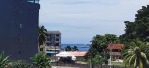 邦咯Tatami D'Tepi Laut - PANGKOR ISLAND的从大楼内可欣赏到海景