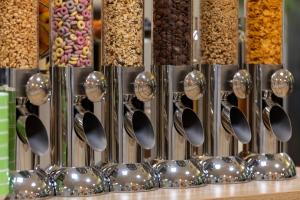 不莱梅诺德拉姆酒店的不同种类谷物和勺子的展示