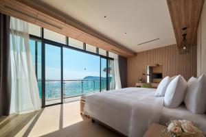 珍南海滩PARKROYAL Langkawi Resort的一间卧室设有一张大床和一个大窗户