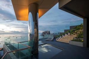 芭堤雅市中心Edge Central PATTAYA SeaView Residence的享有带游泳池的建筑景致