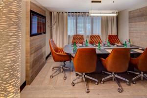 日内瓦f6风格酒店的一间会议室,配有桌椅