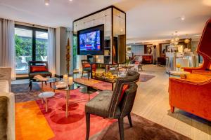 日内瓦f6风格酒店的一间带电视和沙发的客厅