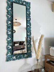 Te AuaeCity Lodge Appartment的客厅内一张沙发的墙上镜子