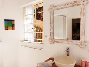 奥马鲁鲁Eins Art Studios的一间带水槽和镜子的浴室