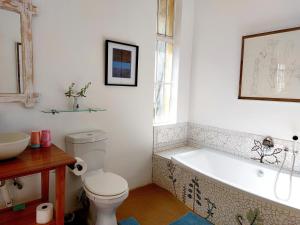 奥马鲁鲁Eins Art Studios的带浴缸、卫生间和盥洗盆的浴室