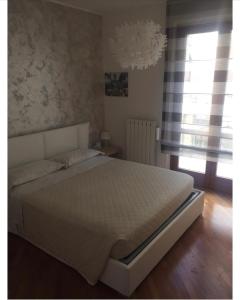 圣贝内代托-德尔特龙托delizioso appartamento的卧室配有白色的床和窗户