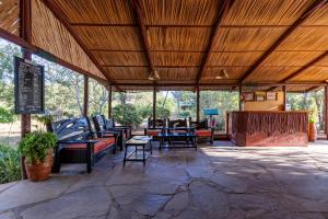 TsavoSentrim Tsavo Lodge的天井上设有带沙发和桌子的凉亭