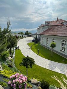 日利纳SP resort - Peter Sagan的一个大房子,有通往院子的走道