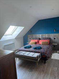 Chavot-CourcourtAU COEUR DU TERROIR CHAMPENOIS的一间卧室配有一张带两个枕头的床