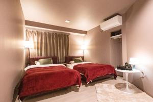 高知RESIDENCE HARIMAYA-Vacation STAY 99863v的酒店客房 - 带两张红色床罩