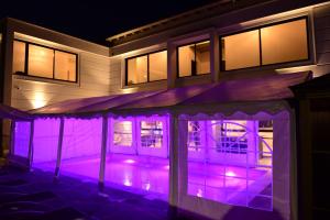 ‘Ein el Asadממלכת החלומות - וילה מושלמת עם ממ"ד בריכה פרטית ונוף גליל的夜光亮的紫色房子