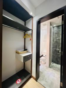 巴淡岛中心oxy suites 1-01B at Shop House Meisterstadt Pollux Habibie的一间带步入式淋浴间和卫生间的浴室