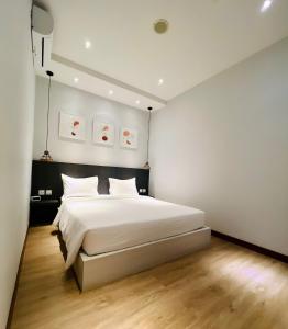 巴淡岛中心oxy suites 1-01B at Shop House Meisterstadt Pollux Habibie的卧室配有一张白色大床
