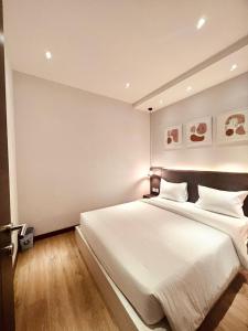 巴淡岛中心oxy suites 1-01B at Shop House Meisterstadt Pollux Habibie的一间卧室配有一张带白色床单的大床