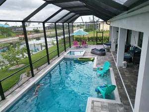 珊瑚角Villa Mangifera with Salt Water Pool & Spa, EV-Loading的享有房屋景致的游泳池