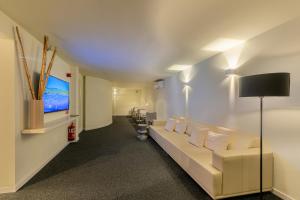 卡拉达沃IROCO HOSTAL的一间设有白色沙发和平面电视的等候室
