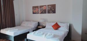 巴纳韦TAM-AN HOTEL BANAUE的一间设有两张床铺和毛巾的房间