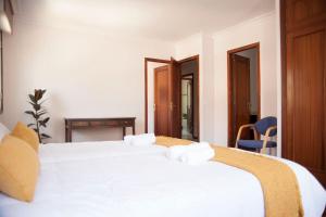 维戈Casa amplia, confortable, céntrica by Prishomes的卧室配有白色的床和两个枕头