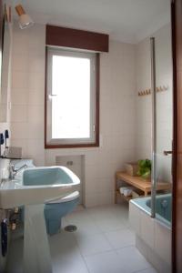 维戈Casa amplia, confortable, céntrica by Prishomes的浴室配有盥洗盆、卫生间和浴缸。