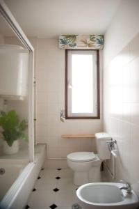 维戈Casa amplia, confortable, céntrica by Prishomes的一间带卫生间、窗户和水槽的浴室