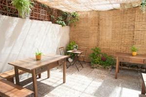 维戈Casa amplia, confortable, céntrica by Prishomes的一个带桌椅的庭院和砖墙