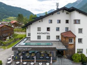 豪尔兹高Posthotel Lechtal的享有山区酒店后院的空中景色