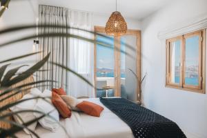 阿克罗蒂里Divino Caldera的一间卧室设有一张床和一个窗口