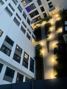 华沙AirPort Apartment的享有高高的白色建筑的顶部景色,设有灯光