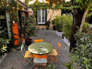 瓦朗斯VILLA RENEE的庭院配有桌椅和植物