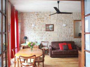 巴黎拉丁区 - 巴黎圣母院公寓的客厅配有桌子和沙发