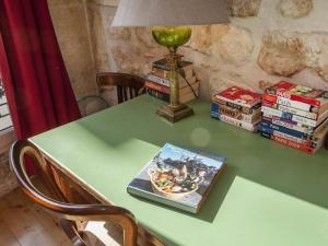 巴黎拉丁区 - 巴黎圣母院公寓的一张带灯的绿桌和上面的书籍