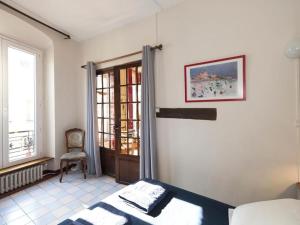 巴黎拉丁区 - 巴黎圣母院公寓的卧室配有床、椅子和窗户。