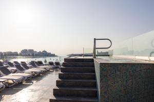 埃尔哥茨拉Alavits Hotel by ST Hotels的建筑物屋顶上的一排躺椅