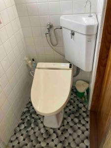 高知桂浜龍馬に1番近い宿ペットと泊れる一軒家龍馬庵的浴室位于隔间内,设有白色卫生间。