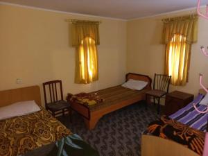 马萨雷Тур центр Вилящ的酒店客房,配有两张床和两把椅子