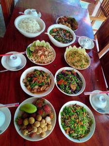 万象Soutchai Resort的一张桌子上放着许多盘子的食物