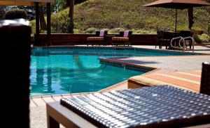 康科德希尔顿康科德酒店的一个带椅子和遮阳伞的游泳池