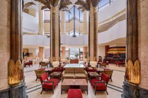 开罗拉姆西斯希尔顿酒店&赌场的大楼内带桌椅的大堂