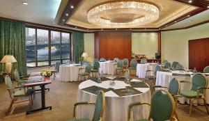 开罗拉姆西斯希尔顿酒店&赌场的一间会议室,配有桌椅和吊灯