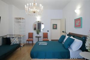 巴里L.T. Savoia Palace & Cavour C.L.的一间卧室配有一张床、一张沙发和一个吊灯。
