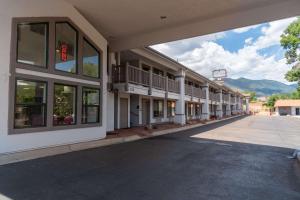 马尼温泉Quality Inn & Suites Manitou Springs at Pikes Peak的大楼前空的街道