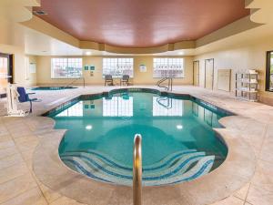 韦科南韦科伍德韦拉昆塔套房酒店的酒店大堂的游泳池,设有大型游泳池