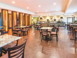 韦科南韦科伍德韦拉昆塔套房酒店的一间带桌椅的餐厅和一间自助餐厅