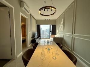 吉隆坡AXON Suites Bukit Bintang By Sky Pool的用餐室配有带酒杯的桌子