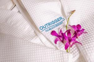 克罗托格奥瑞格斐济海滩度假酒店的白毯上一朵紫色的花