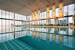墨尔本皇冠墨尔本大都市酒店的一座带玻璃窗的建筑中的游泳池