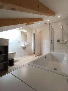迈卡梅尔Weinrebenblick的白色的浴室设有浴缸和水槽。